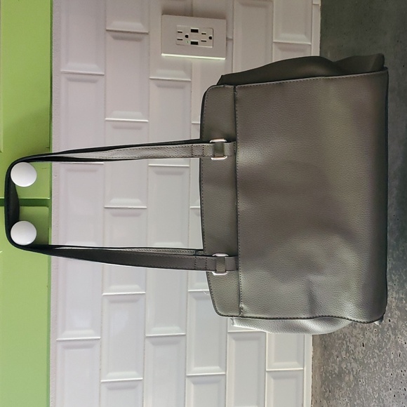 Kenneth Cole reaction soft leather olive green handbag. - Picture 3 of 4